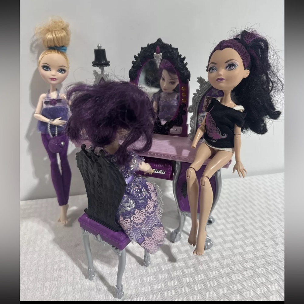 2012/13 Ever After High Raven Queen Destiny Vanity & 3 EVER AFTER DOLLS.